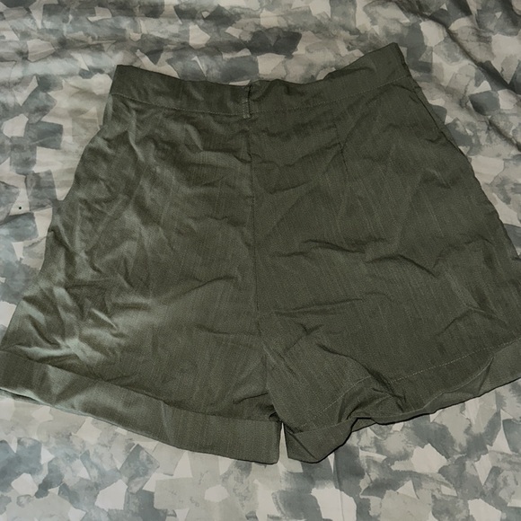 High waisted green shorts - Picture 2 of 2